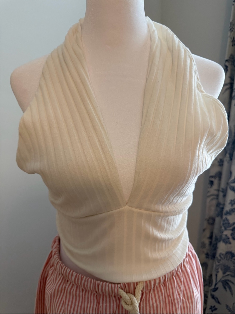 Francesca's Collections Cream Ribbed Halter V-Neck Crop